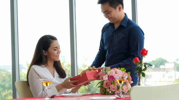 Romantic Couple Giving Gift Lover Restaurant Happy Couple Lifestyle — Stock Photo, Image