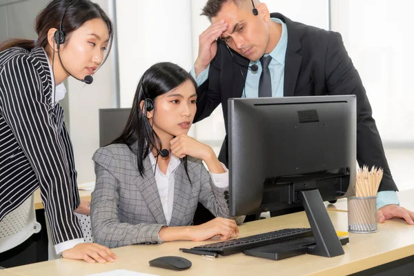 Les Gens Affaires Qui Portent Casque Sentent Malheureux Travailler Bureau — Photo