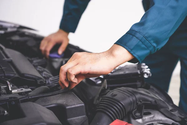 Professionele Monteur Hand Het Verstrekken Van Auto Reparatie Onderhoud Auto — Stockfoto