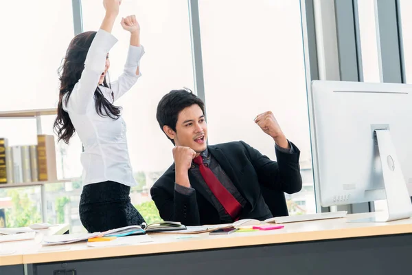 Dos Empresarios Felices Celebran Sala Reuniones Oficina Exitoso Empresario Felicita — Foto de Stock