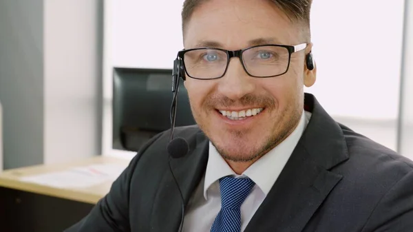 Geschäftsleute Mit Headset Arbeiten Büro Entfernte Kunden Oder Kollegen Unterstützen — Stockfoto