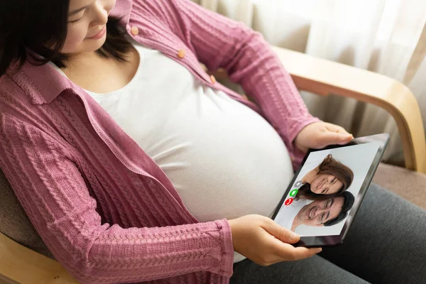 Familie Und Schwangere Telefonieren Während Des Covid Coronavirus Ausbruchs Sicher — Stockfoto