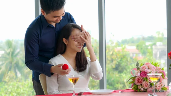 Romantisches Paar Beschenkt Liebhaber Restaurant Lebensstil Glücklicher Paare — Stockfoto