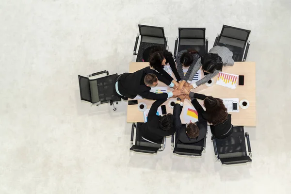 Mutlu Adamları Takım Çalışmasının Başarısını Kutlarken Ofis Masasında Yukarıdan Çekilen — Stok fotoğraf