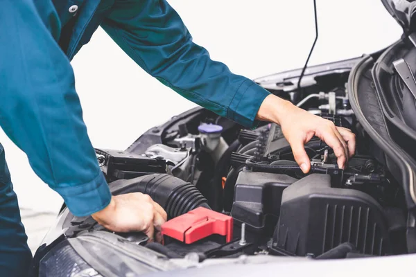 Mão Mecânica Profissional Fornecendo Serviço Reparação Manutenção Automóveis Garagem Automóvel — Fotografia de Stock