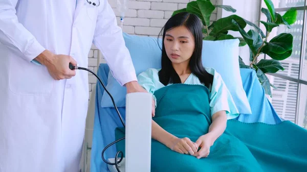 Arzt Uniform Untersucht Patient Krankenhaus Oder Der Klinik Gesundheitswesen Medizinisches — Stockfoto