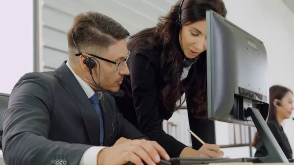 Gente Negocios Que Usa Auriculares Trabajando Oficina Para Apoyar Clientes —  Fotos de Stock