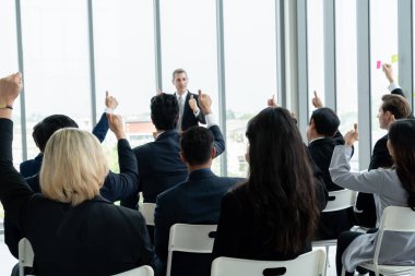 Bir grup iş adamı seminer konferansında toplanıyor. Seyirciler, çalışanların eğitim seanslarındaki eğitmenleri dinliyor. Uzman konuşmacı ile ofis çalışanları toplantısı .