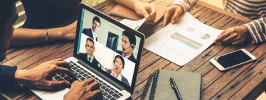 Sanal işyerinde ya da ücra bir ofiste buluşan iş adamları. Profesyonel iş dünyasındaki iş arkadaşınla iletişim kurmak için akıllı video teknolojisi kullanan telekonferans görüşmesi..