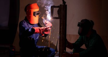 Metal kaynak çeliği, fabrikada çelik kaynaklamak için elektrikli yay kaynak makinesi kullanır. El becerisi iş gücü kavramına göre metal imalatı ve inşaat bakım hizmeti.