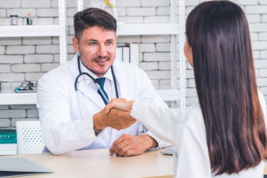 Profesyonel üniformalı doktor hastanedeki ya da klinikteki hastayı muayene ediyor. Sağlık, sağlık ve doktor hizmetleri konsepti.