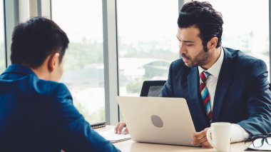 Şirket ofisindeki yönetici ve mülakatçıyla iş görüşmesinde iş arayan biri. Profesyonel kariyer fırsatı arayan genç mülakatçı. İnsan kaynakları ve adam toplama kavramı.