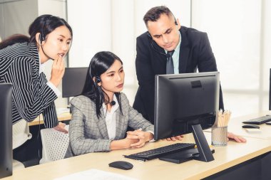 Kulaklık takan iş adamları ofiste çalışırken mutsuz hissediyorlar. Başarısızlık olumsuz üzüntü duygusu konsepti çağrı merkezi, tele pazarlama ve finansal ekonomideki müşteri destek krizi çöküş .