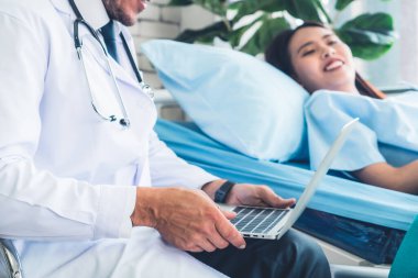 Profesyonel üniformalı doktor hastanedeki ya da klinikteki hastayı muayene ediyor. Sağlık, sağlık ve doktor hizmetleri konsepti.