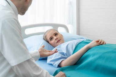 Profesyonel üniformalı doktor hastanedeki ya da klinikteki hastayı muayene ediyor. Sağlık, sağlık ve doktor hizmetleri konsepti.