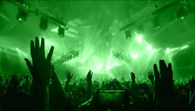 Mutlu insanlar gece kulübü DJ parti konserinde dans eder ve sahnede DJ 'den elektronik dans müziği dinlerler. Siluet dolu neşeli kalabalık 2020 yılbaşı partisini kutluyor. İnsanların yaşam tarzı DJ gece hayatı.