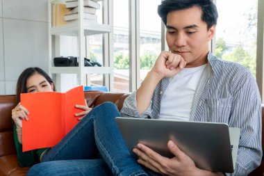 Mutlu Asyalı çift oturma odasında dinleniyor. Aşk ve ilişki kavramı.