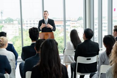 Bir grup iş adamı seminer konferansında toplanıyor. Seyirciler, çalışanların eğitim seanslarındaki eğitmenleri dinliyor. Uzman konuşmacı ile ofis çalışanları toplantısı .