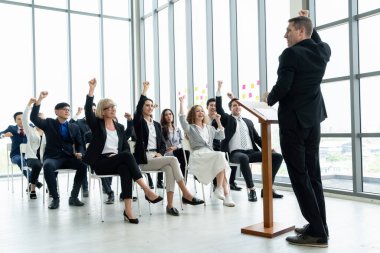 Bir grup iş adamı seminer konferansında toplanıyor. Seyirciler, çalışanların eğitim seanslarındaki eğitmenleri dinliyor. Uzman konuşmacı ile ofis çalışanları toplantısı .