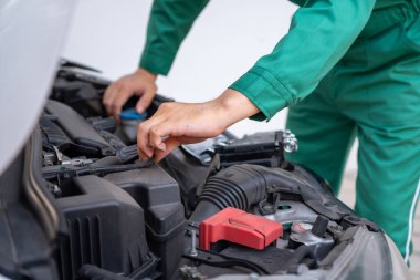 Tamirhanede araba tamiri ve bakım hizmeti veren profesyonel bir tamirci. Araba servisi iş konsepti.