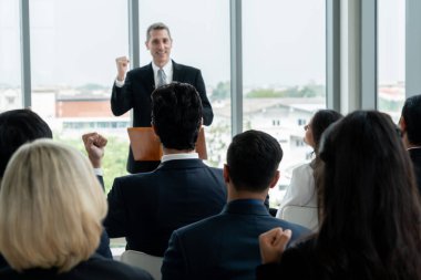 Bir grup iş adamı seminer konferansında toplanıyor. Seyirciler, çalışanların eğitim seanslarındaki eğitmenleri dinliyor. Uzman konuşmacı ile ofis çalışanları toplantısı .
