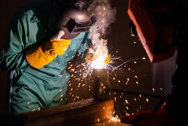 Metal kaynak çeliği, fabrikada çelik kaynaklamak için elektrikli yay kaynak makinesi kullanır. El becerisi iş gücü kavramına göre metal imalatı ve inşaat bakım hizmeti.