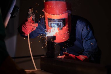 Metal kaynak çeliği, fabrikada çelik kaynaklamak için elektrikli yay kaynak makinesi kullanır. El becerisi iş gücü kavramına göre metal imalatı ve inşaat bakım hizmeti.