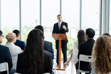 Bir grup iş adamı seminer konferansında toplanıyor. Seyirciler, çalışanların eğitim seanslarındaki eğitmenleri dinliyor. Uzman konuşmacı ile ofis çalışanları toplantısı .