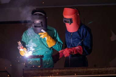 Metal kaynak çeliği, fabrikada çelik kaynaklamak için elektrikli yay kaynak makinesi kullanır. El becerisi iş gücü kavramına göre metal imalatı ve inşaat bakım hizmeti.