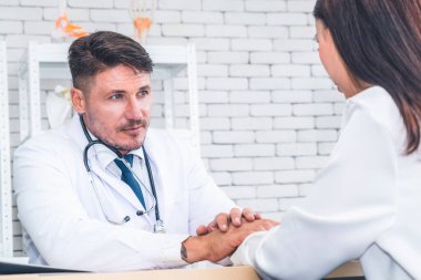 Profesyonel üniformalı doktor hastanedeki ya da klinikteki hastayı muayene ediyor. Sağlık, sağlık ve doktor hizmetleri konsepti.