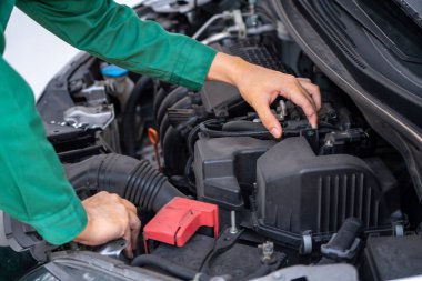 Tamirhanede araba tamiri ve bakım hizmeti veren profesyonel bir tamirci. Araba servisi iş konsepti.