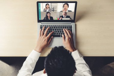 Sanal işyerinde ya da ücra bir ofiste iş görüşmeleri. Profesyonel iş dünyasındaki iş arkadaşınla iletişim kurmak için akıllı video teknolojisi kullanan telekonferans görüşmesi..