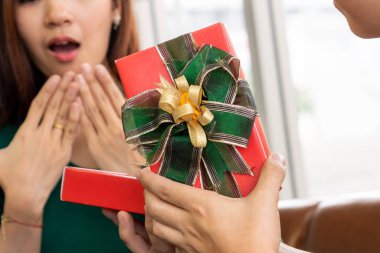 Mutlu çift yıldönümünü kutlamak için hediye veriyor. Evlilik yaşam tarzı, aşk ve ilişki kavramı.