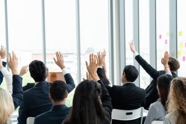 Bir grup iş adamı seminer konferansında toplanıyor. Seyirciler, çalışanların eğitim seanslarındaki eğitmenleri dinliyor. Uzman konuşmacı ile ofis çalışanları toplantısı .