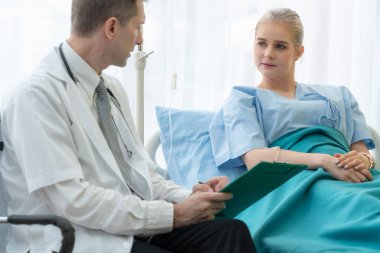 Profesyonel üniformalı doktor hastanedeki ya da klinikteki hastayı muayene ediyor. Sağlık, sağlık ve doktor hizmetleri konsepti.