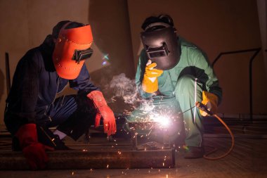 Metal kaynak çeliği, fabrikada çelik kaynaklamak için elektrikli yay kaynak makinesi kullanır. El becerisi iş gücü kavramına göre metal imalatı ve inşaat bakım hizmeti.