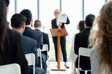 Bir grup iş adamı seminer konferansında toplanıyor. Seyirciler, çalışanların eğitim seanslarındaki eğitmenleri dinliyor. Uzman konuşmacı ile ofis çalışanları toplantısı .