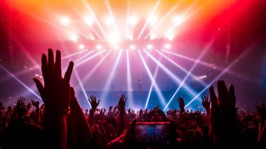 Mutlu insanlar gece kulübü DJ parti konserinde dans eder ve sahnede DJ 'den elektronik dans müziği dinlerler. Siluet dolu neşeli kalabalık 2020 yılbaşı partisini kutluyor. İnsanların yaşam tarzı DJ gece hayatı.
