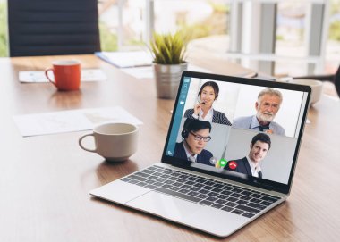 Sanal işyerinde ya da ücra bir ofiste iş görüşmeleri. Profesyonel iş dünyasındaki iş arkadaşınla iletişim kurmak için akıllı video teknolojisi kullanan telekonferans görüşmesi..