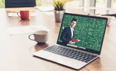 E- öğrenim ve Öğrenci ve Üniversite Konsepti Online Eğitim. Video konferansı çağrı teknolojisi öğrencilerin her yerden öğrenebileceği dijital eğitim kursları düzenliyor..