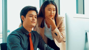 İki iş adamı toplantı odasında proje stratejisi hakkında konuşuyor. İş adamı, mali veri raporu hakkında sohbet ve tavsiyelerde bulunurken, modern işyerindeki iş arkadaşıyla proje planlamasını tartıştı.