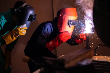 Metal kaynak çeliği, fabrikada çelik kaynaklamak için elektrikli yay kaynak makinesi kullanır. El becerisi iş gücü kavramına göre metal imalatı ve inşaat bakım hizmeti.