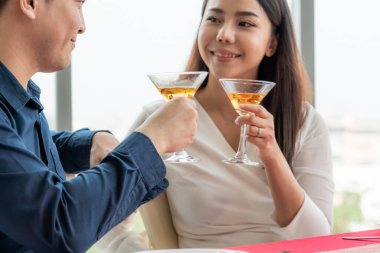 Restoranda yemek yiyen mutlu romantik çift. Çift yıldönümü kutlaması ve yaşam tarzı .