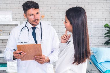 Profesyonel üniformalı doktor hastanedeki ya da klinikteki hastayı muayene ediyor. Sağlık, sağlık ve doktor hizmetleri konsepti.