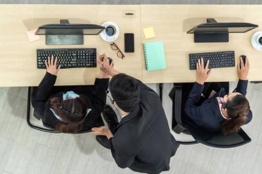 Ofiste üst kademeden kulaklık takan işadamları uzak müşteri ya da meslektaşlarını desteklemek için bilgisayarla çalışıyorlar. Çağrı merkezi, tele pazarlama acente servisi telefon ya da video konferans çağrısı.