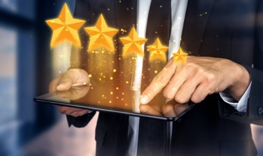 Müşteri memnuniyet değerlendirmesi anket konsepti. Kullanıcı çevrimiçi başvuruda hizmet deneyimine derecelendirme verir. Müşteri, işletme sıralamasında itibar sağlayacak hizmet kalitesini değerlendirebilir.