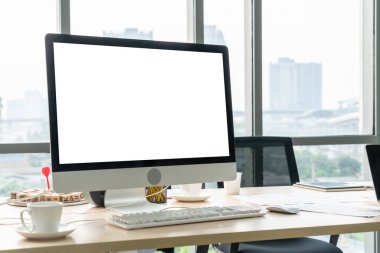 Tasarım için boş bilgisayar monitörü modern küçük ofis içi ya da ev içi ofislerde şablon oluşturur. Yaratıcı meslek için şık bir iş yeri.