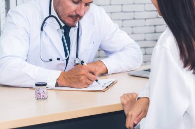 Profesyonel üniformalı doktor hastanedeki ya da klinikteki hastayı muayene ediyor. Sağlık, sağlık ve doktor hizmetleri konsepti.