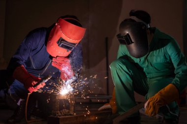 Metal kaynak çeliği, fabrikada çelik kaynaklamak için elektrikli yay kaynak makinesi kullanır. El becerisi iş gücü kavramına göre metal imalatı ve inşaat bakım hizmeti.