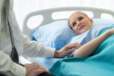 Profesyonel üniformalı doktor hastanedeki ya da klinikteki hastayı muayene ediyor. Sağlık, sağlık ve doktor hizmetleri konsepti.